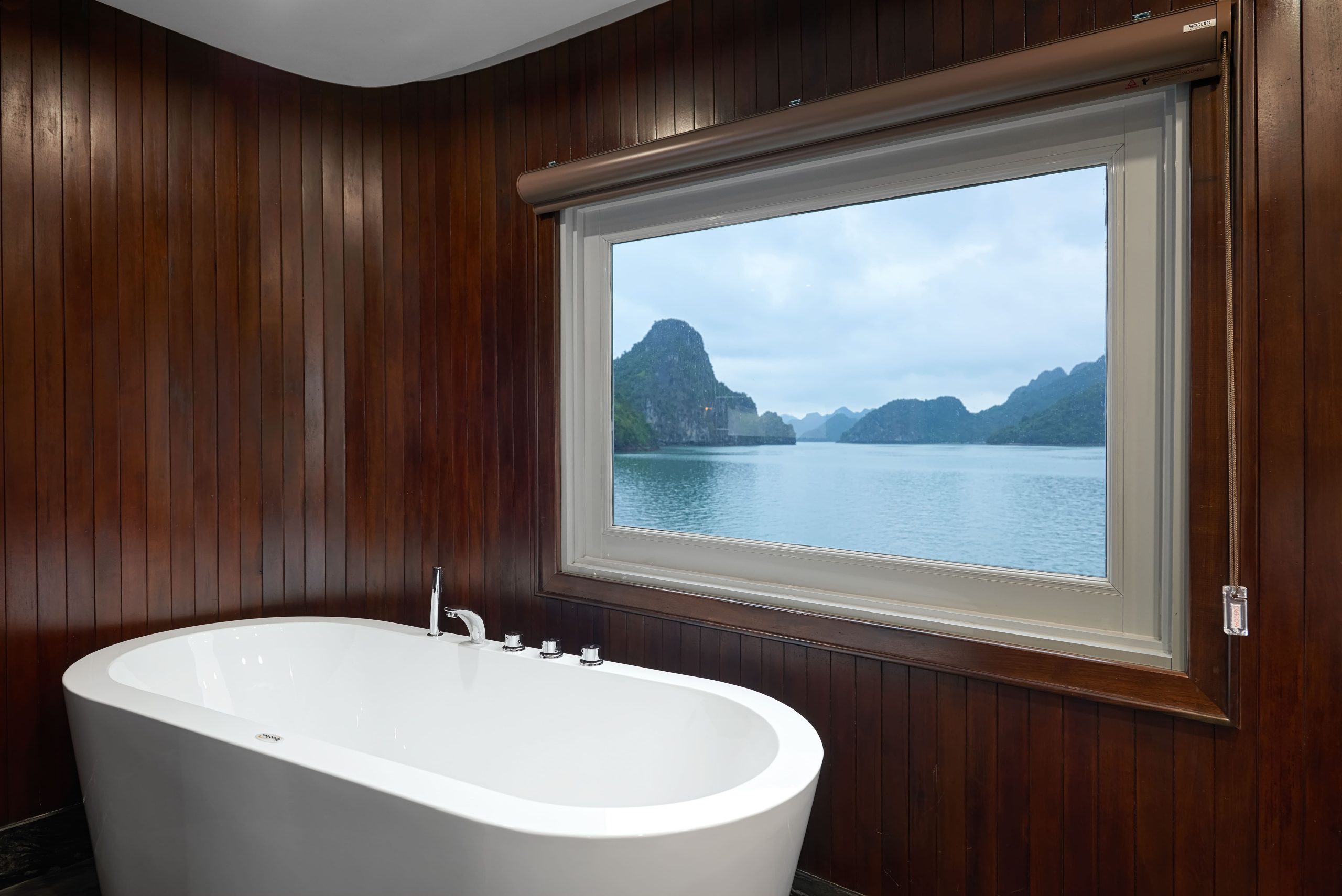 Paradise Grand Cruise bathroom