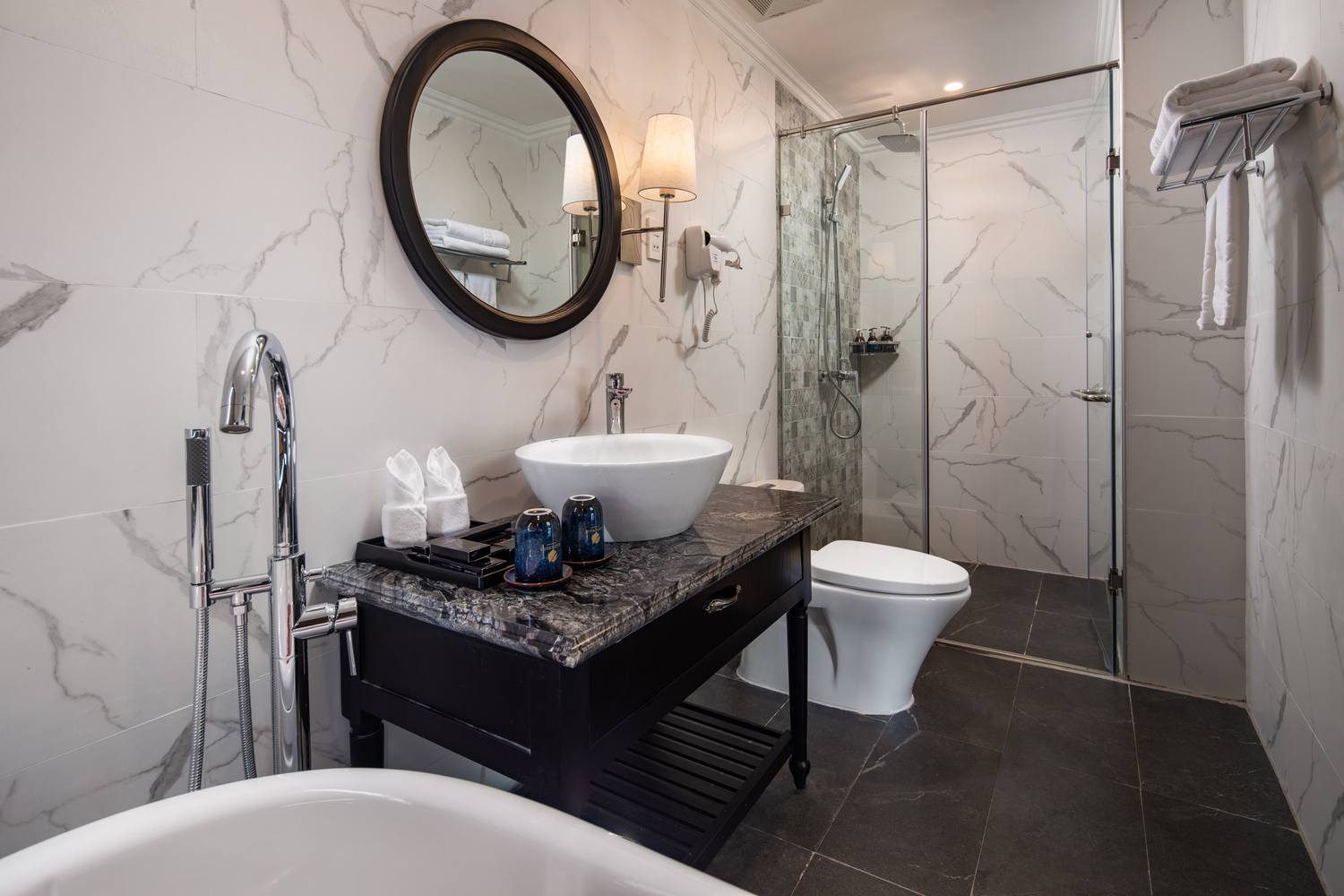 Rosy cruise bathroom