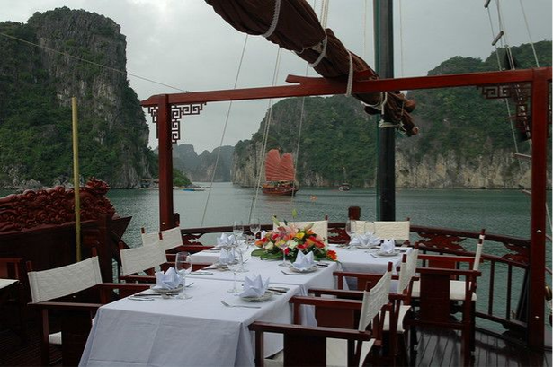 Dragon’s Pearl Junk outdoor restaurant