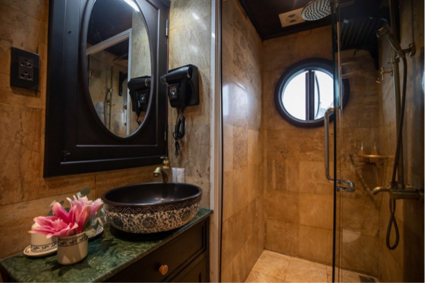 Lamour Junk Cruise bathroom