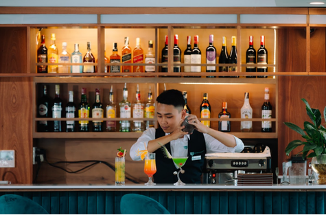 The barber is doing cocktail in thé kitchen of The CatBa Catamaran